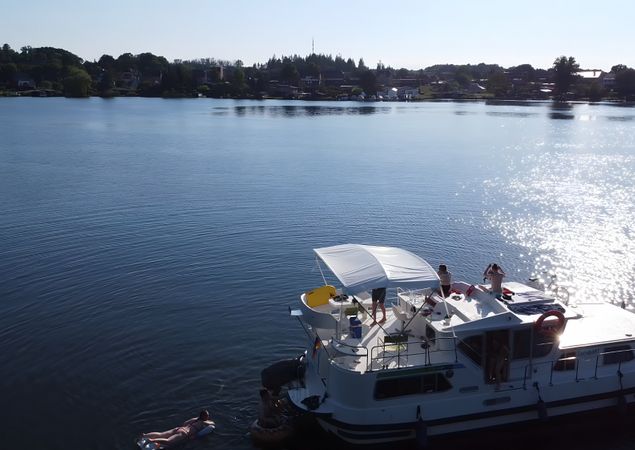 Badefreuden an Bord der Pénichette 1180 Flying Bridge® | © Locaboat Holidays, Foto: © Locaboat Holidays, Lizenz: © Locaboat Holidays