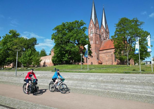 Radfahrer vor der Neuruppiner Klosterkirche, Foto: Thomas Widerin, Lizenz: Tourismusverband Ruppiner Seenland Radfahrer vor der Neuruppiner Klosterkirche, Foto: Thomas Widerin, Lizenz: Tourismusverband Ruppiner Seenland