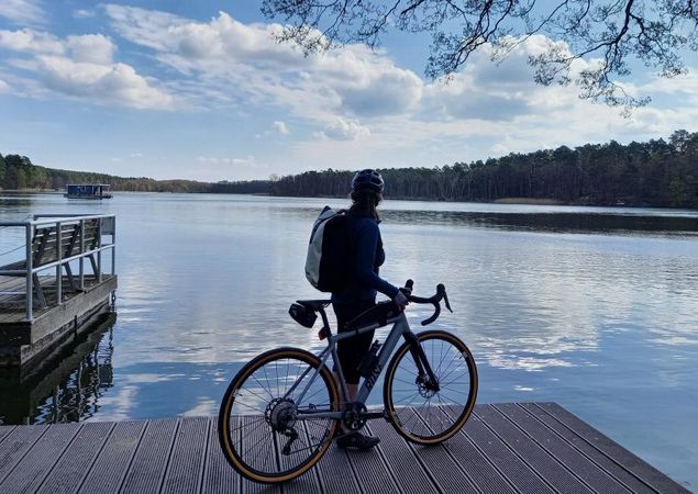 Radfahrerin am Haussee in Himmelpfort, Foto: Michelle Engel, Lizenz: TV Ruppiner Seenland Radfahrerin am Haussee in Himmelpfort, Foto: Michelle Engel, Lizenz: TV Ruppiner Seenland