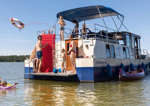 Ideale Badeboote mit Badeplattform, Badeleiter und Außendusche, Foto: Sylvia Pollex / Thomas Rötting, Lizenz: Kuhnle-Tours GmbH Ideale Badeboote mit Badeplattform, Badeleiter und Außendusche, Foto: Sylvia Pollex / Thomas Rötting, Lizenz: Kuhnle-Tours GmbH