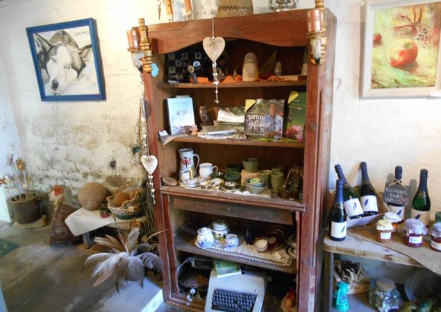 Kleiner Verkaufsraum im alten Stall, Foto: Exotik-Kunst-Garten