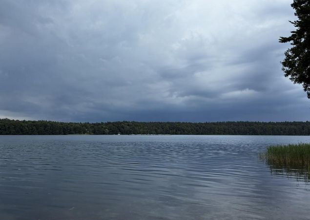 Ein Gewitter zieht auf am Stechlinsee, Foto: Jörg Bartz, Lizenz: Brandenburgische Seenplatte GmbH Ein Gewitter zieht auf am Stechlinsee, Foto: Jörg Bartz, Lizenz: Brandenburgische Seenplatte GmbH