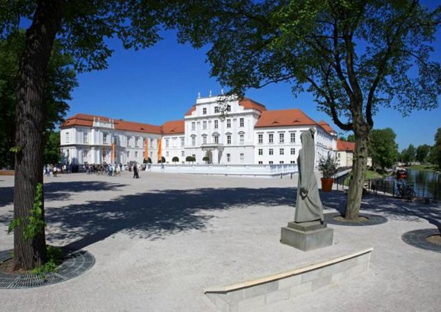 Schloss Oranienburg mit Schlossplatz, Foto: Tourismusverband Ruppiner Seenland e.V., Lizenz: Tourismusverband Ruppiner Seenland e.V. Schloss Oranienburg mit Schlossplatz, Foto: Tourismusverband Ruppiner Seenland e.V., Lizenz: Tourismusverband Ruppiner Seenland e.V.