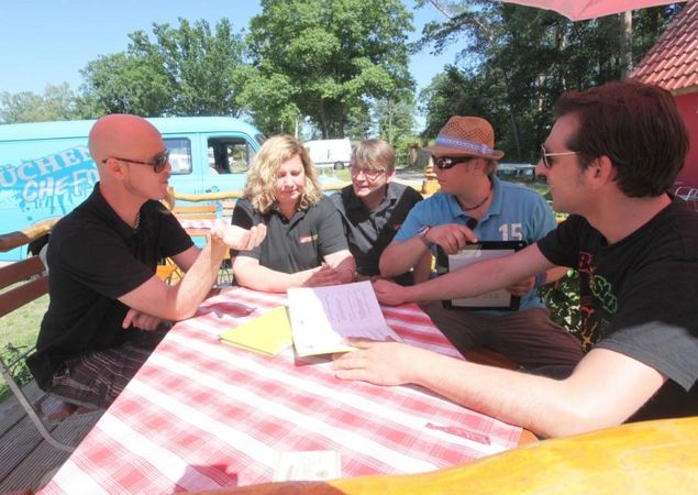 Die Küchenchefs auf dem Wohnmobilstellplatz Himmelpfort © Antje Schreckenbach Die Küchenchefs auf dem Wohnmobilstellplatz Himmelpfort © Antje Schreckenbach