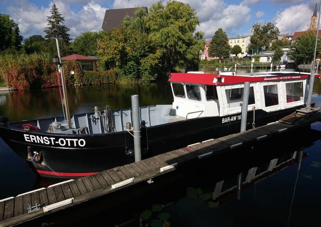 Kulturgasthof Alte Reederei - Motorboot Ernst-Otto Alte Reederei, Foto: Michael Wittke, Lizenz: Michael Wittke Kulturgasthof Alte Reederei - Motorboot Ernst-Otto Alte Reederei, Foto: Michael Wittke, Lizenz: Michael Wittke