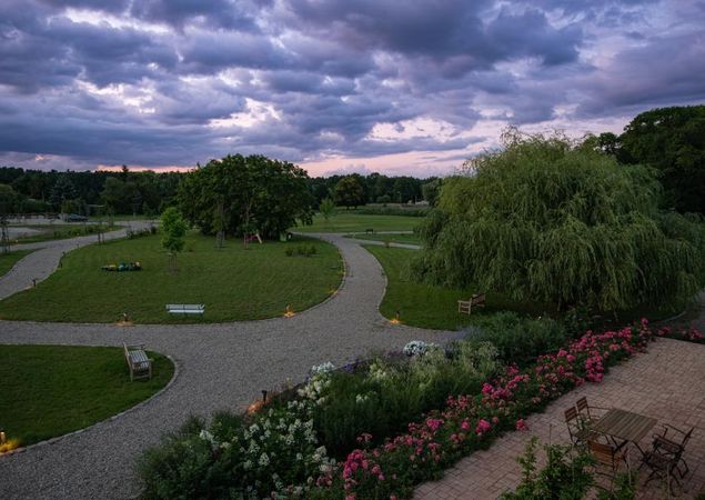 Storchenhof Blumenow - Außenanlage am Abend, Foto: Bryan Reinhard, Lizenz: Storchenhof Blumenow GbR Storchenhof Blumenow - Außenanlage am Abend, Foto: Bryan Reinhard, Lizenz: Storchenhof Blumenow GbR