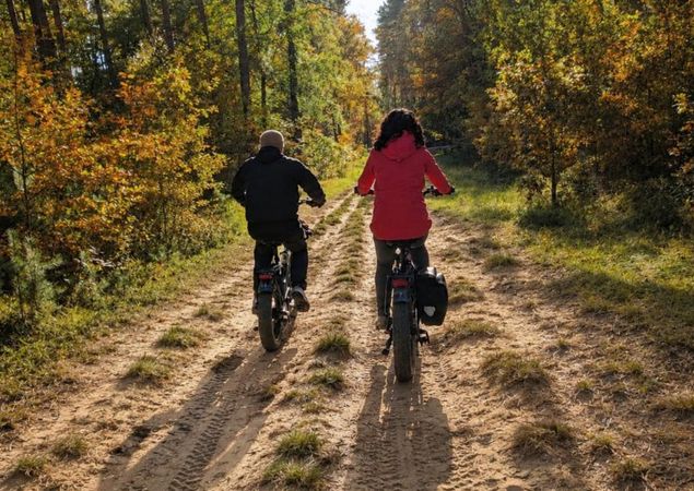 Paar auf Sandpiste, Foto: Alexander Hubitsch / Woodshock Adventures, Lizenz: Alexander Hubitsch / Woodshock Adventures Paar auf Sandpiste, Foto: Alexander Hubitsch / Woodshock Adventures, Lizenz: Alexander Hubitsch / Woodshock Adventures