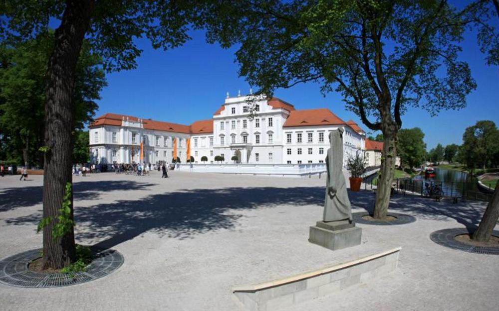 Schloss Oranienburg mit Schlossplatz, Foto: Tourismusverband Ruppiner Seenland e.V., Lizenz: Tourismusverband Ruppiner Seenland e.V. Schloss Oranienburg mit Schlossplatz, Foto: Tourismusverband Ruppiner Seenland e.V., Lizenz: Tourismusverband Ruppiner Seenland e.V.