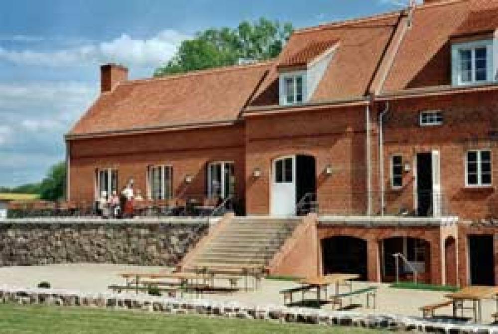 Schlosswirt Meseberg Hausansicht, Foto: Tourismusverband Ruppiner Seenland e.V., Lizenz: Tourismusverband Ruppiner Seenland e.V. Schlosswirt Meseberg Hausansicht, Foto: Tourismusverband Ruppiner Seenland e.V., Lizenz: Tourismusverband Ruppiner Seenland e.V.