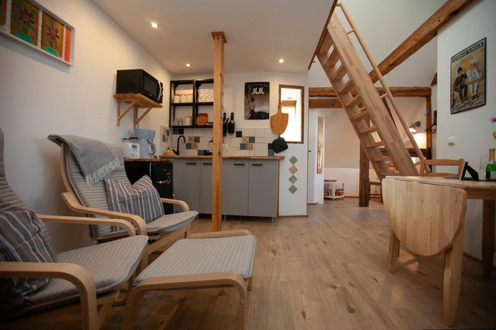 Ferienwohnung Atelier - Wohnraum mit Küche, Foto: Peter Krajewski, Lizenz: Ella Winkler Voigt und Peter Krajewski Ferienwohnung Atelier - Wohnraum mit Küche, Foto: Peter Krajewski, Lizenz: Ella Winkler Voigt und Peter Krajewski