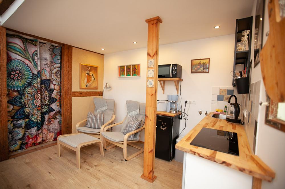 Ferienwohnung Atelier - Wohnraum mit Küche, Foto: Peter Krajewski, Lizenz: Ella Winkler Voigt und Peter Krajewski Ferienwohnung Atelier - Wohnraum mit Küche, Foto: Peter Krajewski, Lizenz: Ella Winkler Voigt und Peter Krajewski