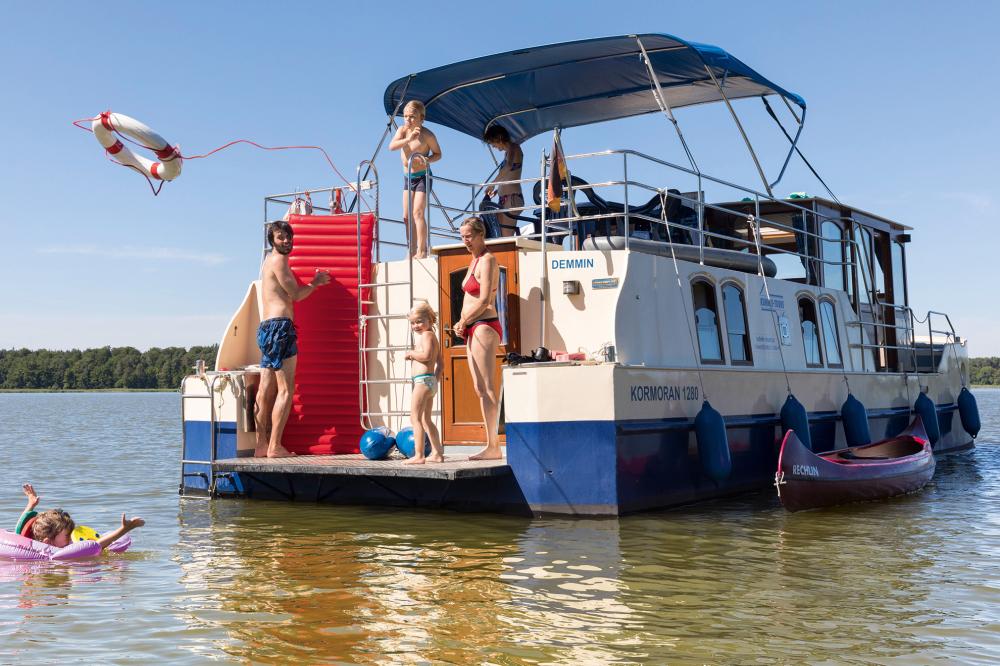 Ideale Badeboote mit Badeplattform, Badeleiter und Außendusche, Foto: Sylvia Pollex / Thomas Rötting, Lizenz: Kuhnle-Tours GmbH Ideale Badeboote mit Badeplattform, Badeleiter und Außendusche, Foto: Sylvia Pollex / Thomas Rötting, Lizenz: Kuhnle-Tours GmbH
