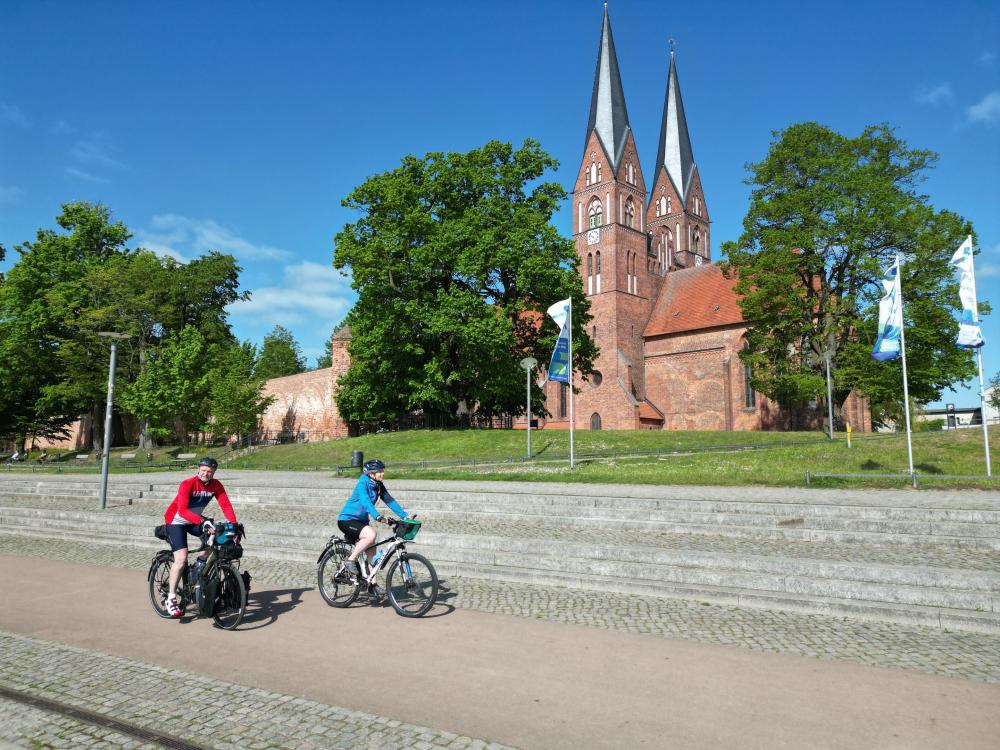 Radfahrer vor der Neuruppiner Klosterkirche, Foto: Thomas Widerin, Lizenz: Tourismusverband Ruppiner Seenland Radfahrer vor der Neuruppiner Klosterkirche, Foto: Thomas Widerin, Lizenz: Tourismusverband Ruppiner Seenland