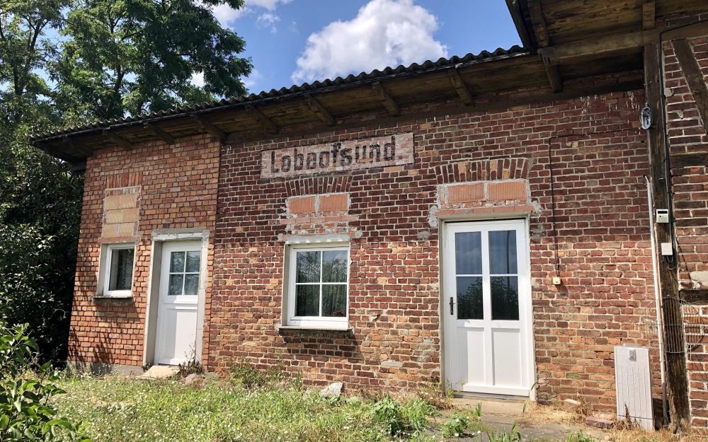 Alter Bahnhof Lobeofsund, Foto: Itta Olaj, Lizenz: TV Ruppiner Seenland Alter Bahnhof Lobeofsund, Foto: Itta Olaj, Lizenz: TV Ruppiner Seenland