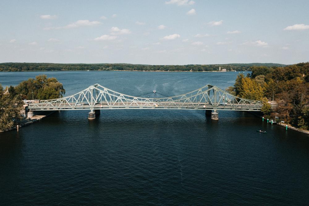 Glienicker Brücke Potsdam, Foto: Steven Ritzer, Lizenz: Steven Ritzer Glienicker Brücke Potsdam, Foto: Steven Ritzer, Lizenz: Steven Ritzer