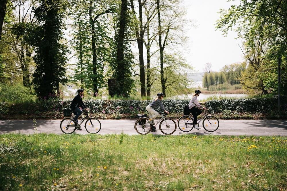 Radfahrer in Petzow, Foto: Steven Ritzer, Lizenz: Tourismusverband Havelland e.V. Radfahrer in Petzow, Foto: Steven Ritzer, Lizenz: Tourismusverband Havelland e.V.
