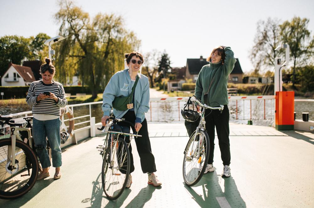 Radfahrer Pritzerbe Fähre, Foto: Steven Ritzer, Lizenz: Tourismusverband Havelland e.V. Radfahrer Pritzerbe Fähre, Foto: Steven Ritzer, Lizenz: Tourismusverband Havelland e.V.
