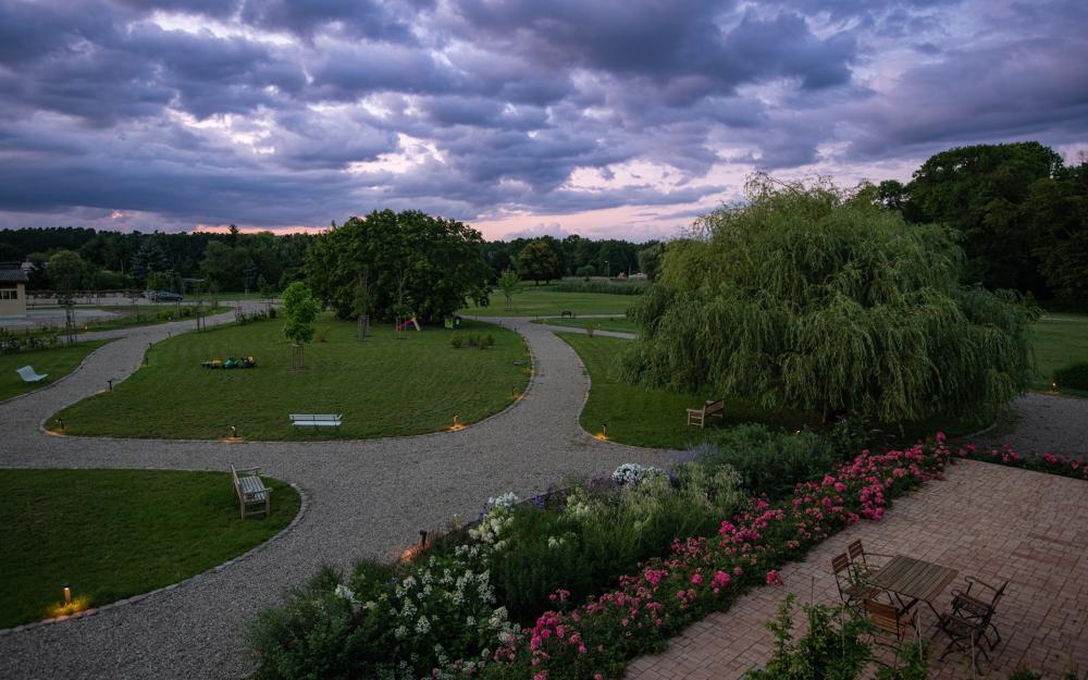 Storchenhof Blumenow - Außenanlage am Abend, Foto: Bryan Reinhard, Lizenz: Storchenhof Blumenow GbR Storchenhof Blumenow - Außenanlage am Abend, Foto: Bryan Reinhard, Lizenz: Storchenhof Blumenow GbR