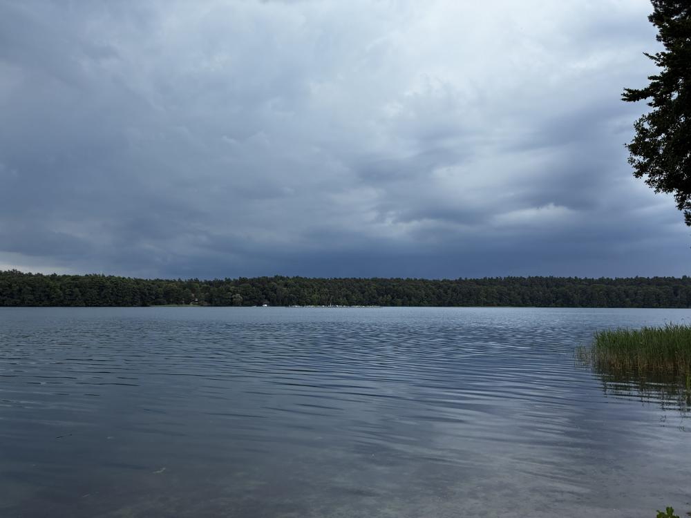 Ein Gewitter zieht auf am Stechlinsee, Foto: Jörg Bartz, Lizenz: Brandenburgische Seenplatte GmbH Ein Gewitter zieht auf am Stechlinsee, Foto: Jörg Bartz, Lizenz: Brandenburgische Seenplatte GmbH